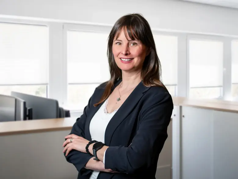 merkur-group-career-hr-contact-scholarship-holders-portrait-office