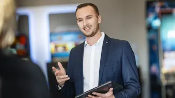 merkur-group-careers-professionals-entry-experienced-gallery-consultation-conversation