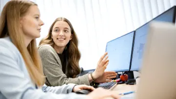 merkur-group-careers-professionals-entry-experienced-gallery-office-analysis