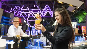 merkur-group-careers-branch-gaming-operations-gallery-bar-employee-preparing-drink