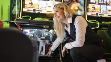 merkur-group-careers-branch-gaming-operations-employee-empties-slot-machine