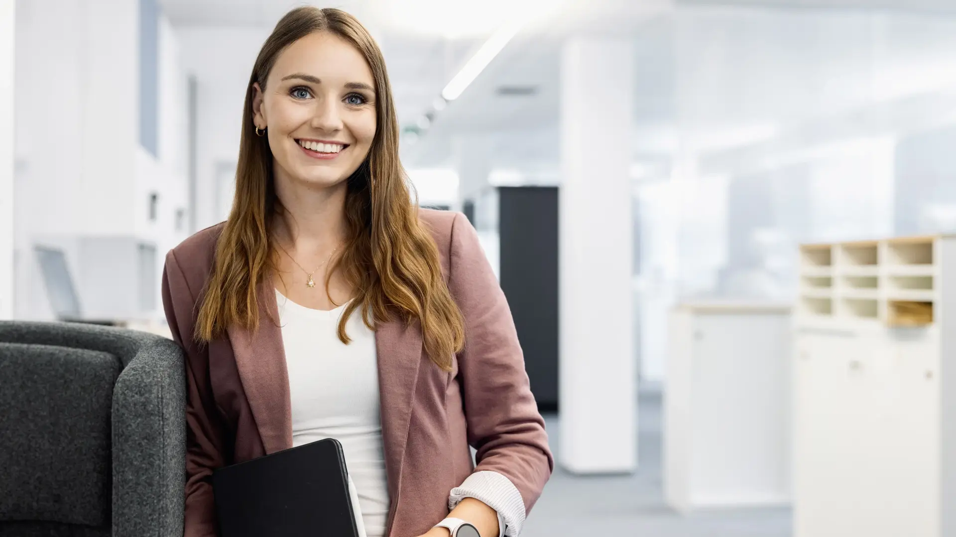 merkur-group-careers-facilities-construction-target-group-career-starters