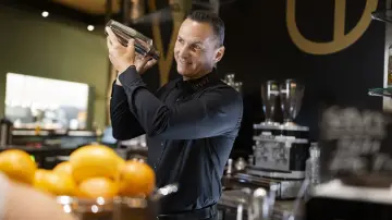 merkur-group-careers-hotel-gastronomy-gallery-bar-mixing-cocktail