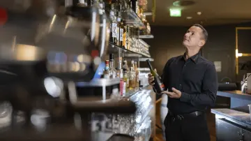 merkur-group-careers-hospitality-gallery-bar-beverage-service