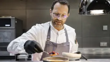 merkur-group-careers-hotel-gastronomy-gallery-chef-plating-dish