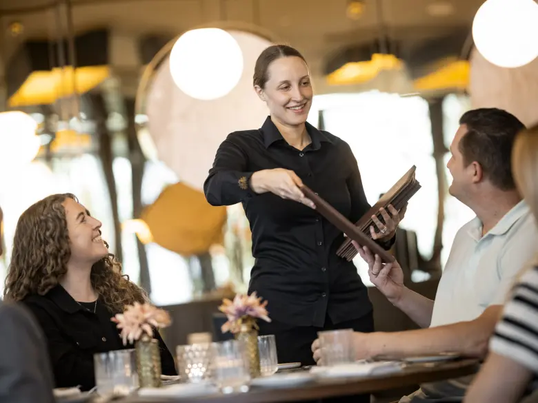 merkur-group-careers-hospitality-header-service-guest-consultation
