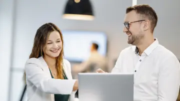 merkur-group-careers-it-gallery-collaboration-laptop