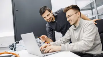 merkur-group-careers-it-gallery-teamwork-laptop