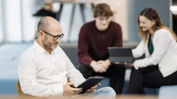 merkur-group-careers-it-employees-tablets-digital-applications-coordination
