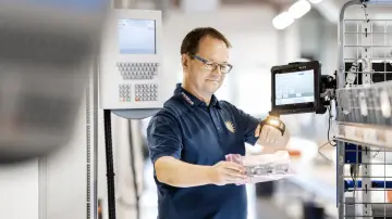 merkur-group-careers-logistics-gallery-checking-scanning-goods