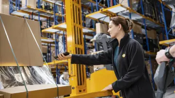 merkur-group-careers-logistics-gallery-scanning-goods-warehouse