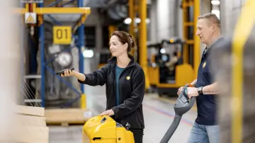 merkur-group-careers-logistics-employees-scanning-goods-transport-preparation-warehouse