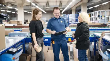 merkur-group-careers-logistics-employees-tablet-coordination-shipping-area