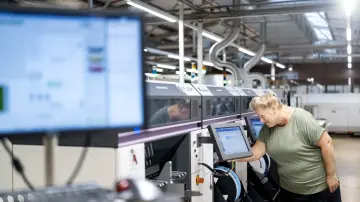 merkur-group-working-environment-production-employee-operating-production-machine