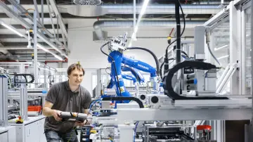 merkur-group-working-environment-production-employee-industrial-robot-production-line