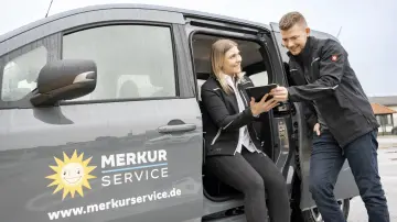 merkur-group-careers-service-sales-gallery-field-service-team-tablet