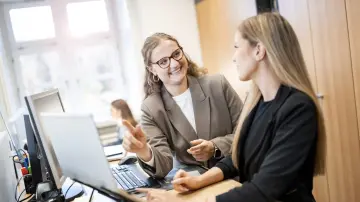 merkur-group-careers-corporate-functions-workstation-discussion