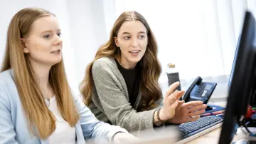 merkur-group-careers-headquarters-gallery-teamwork-monitor