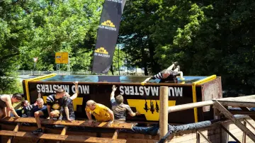 merkur-group-careers-apprenticeship-dual-study-apprentice-blog-mudmaster-climbing-obstacle