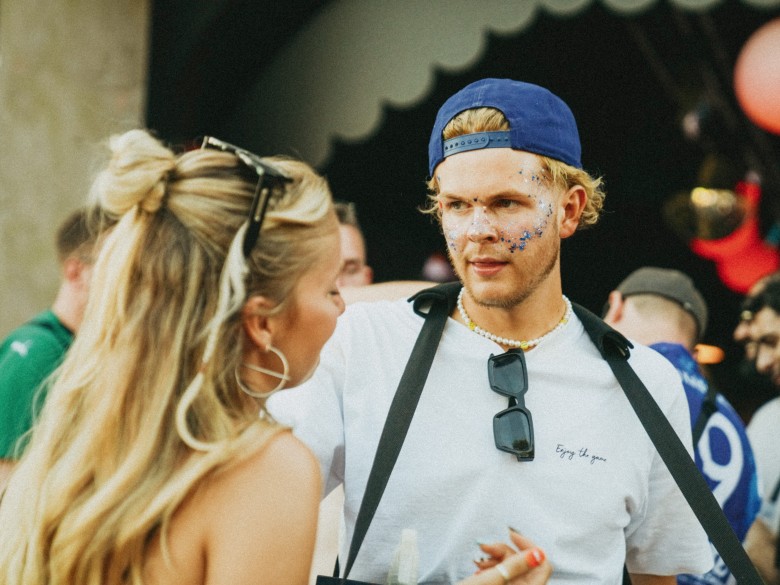 merkur-group-career-apprenticeship-dual-study-apprentice-blog-parookaville-festival-visitors-conversation