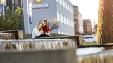 merkur-group-careers-apprenticeship-dual-study-program-gallery-campus-smartphone.jpg