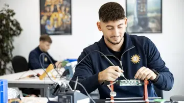 merkur-group-careers-apprenticeship-gallery-electronics-soldering