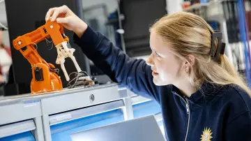 merkur-group-careers-apprenticeship-gallery-robotics-training