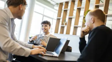 merkur-group-careers-dual-study-program-gallery-meeting-laptop