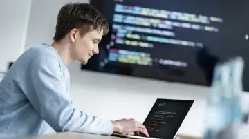merkur-group-careers-students-programming-screen