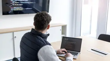 merkur-group-careers-students-programming-laptop