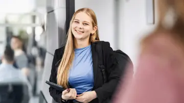 merkur-group-careers-students-tablet-smiling