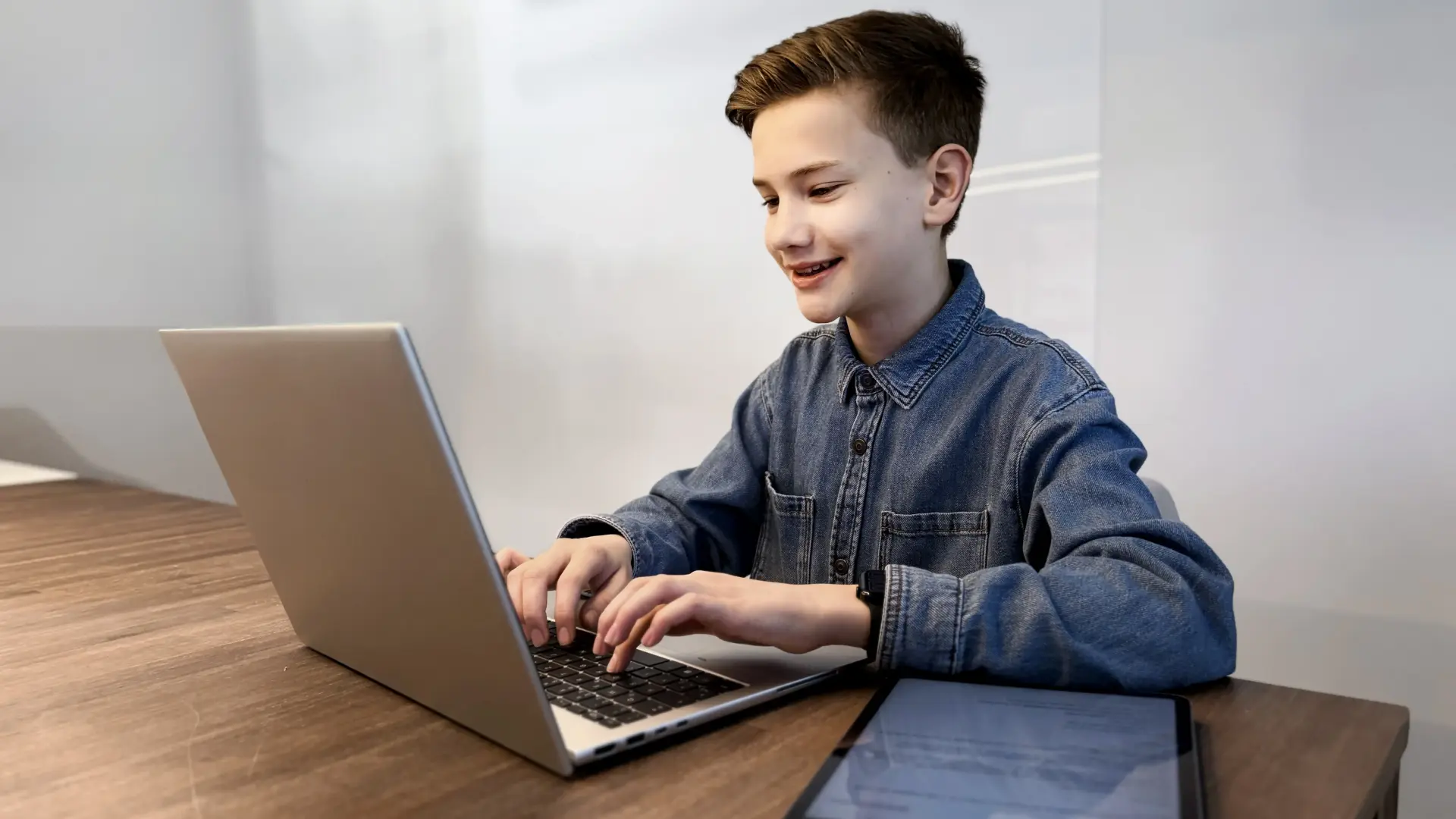 merkur-group-career-student-internship-pupil-laptop-office