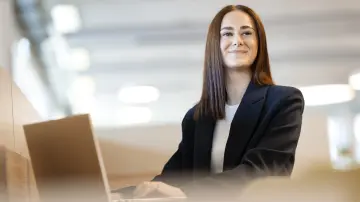 merkur-group-karriere-werkstudenten-laptop-buero