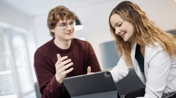merkur-group-careers-working-students-tablet-discussion