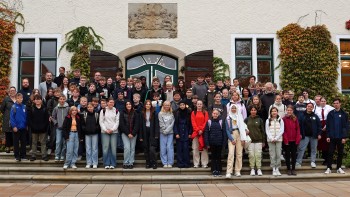 01_Gruppenfoto Hiller Schüler besuchen Schloss