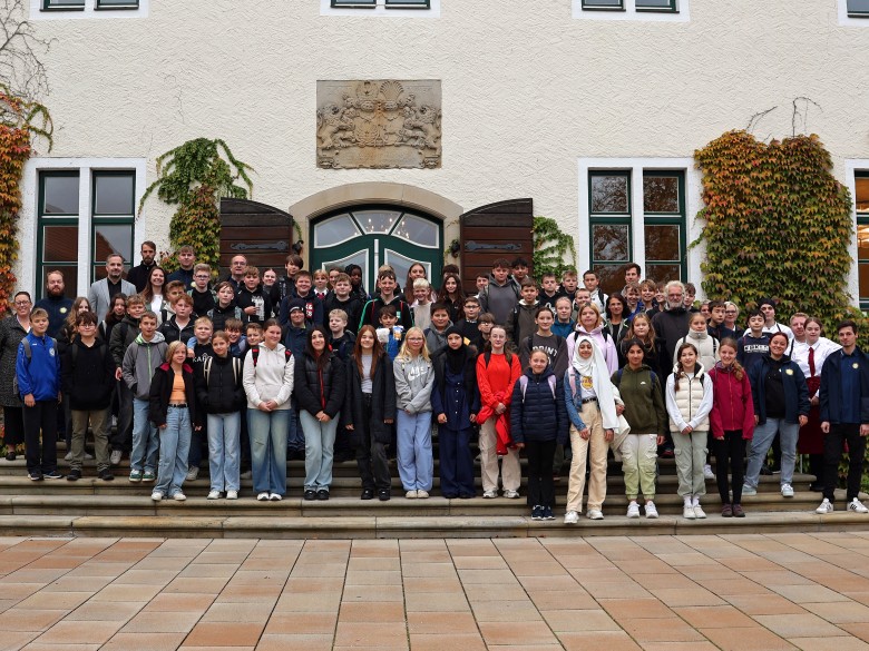 01_Gruppenfoto Hiller Schüler besuchen Schloss