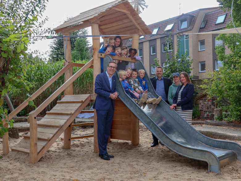 Pressefoto_Spendenübergabe Paul und Karin Gauselmann-Stiftung_Volksbank Lübbecke_