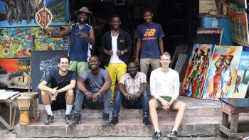 01_UFUNDI.jpg (UFUNDI, Thorben Scholz) Tansanische KünstlerInnen mit den Gründern Thorben Scholz und Felix Budde von UFUNDI