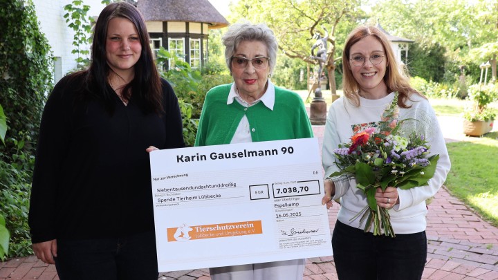 >Karin Gauselmann überreicht 7038 Euro ans Tierheim