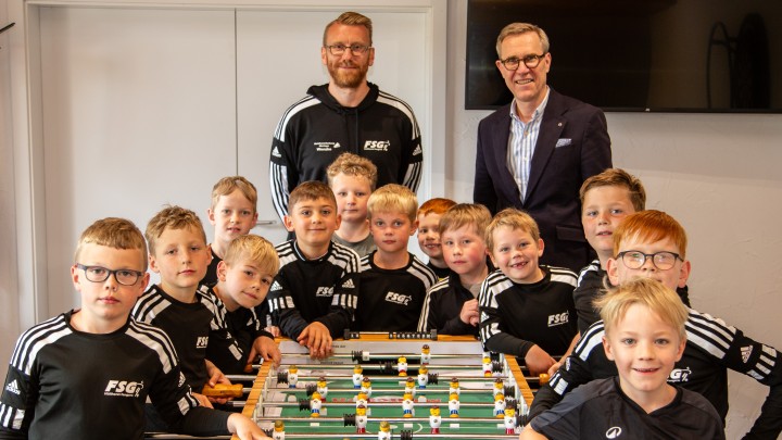Paul und Karin Gauselmann-Stiftung spendet Kicker an SV Hüllhorst-Oberbauerschaft