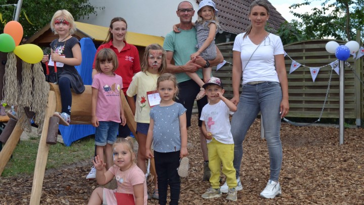 Kinder freuen sich über Holzpferde