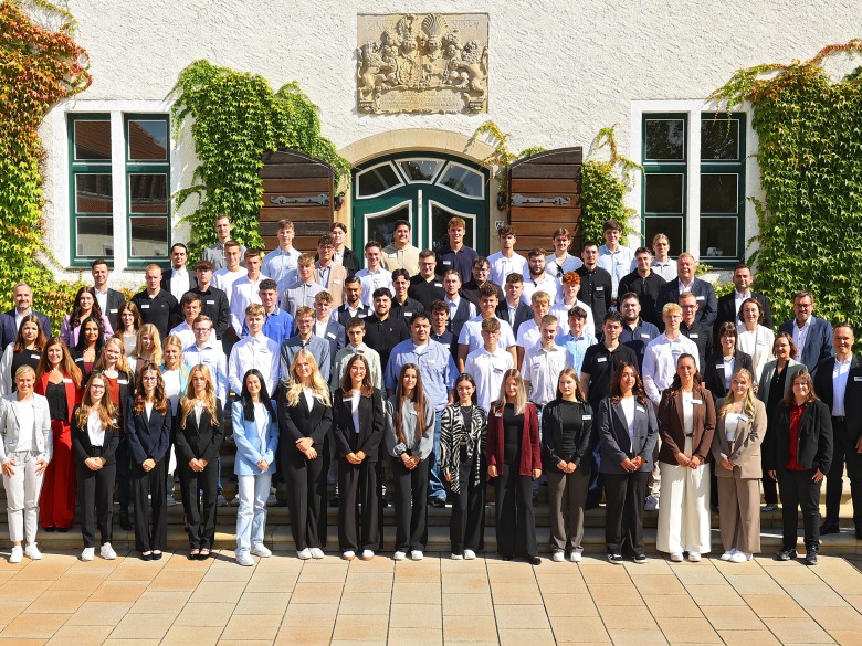 Pressefoto Merkur Group_Auszubildendenstart 2025