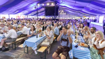 02_Mitarbeiter im Festzelt
