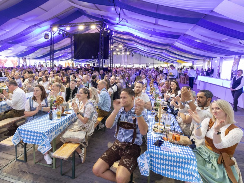 02_Mitarbeiter im Festzelt