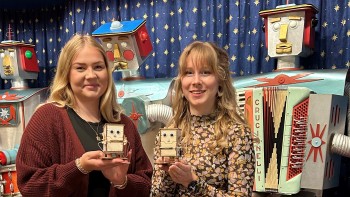 Karolin Vogt und Fabiana Kresse mit dem Charly Chip_quer