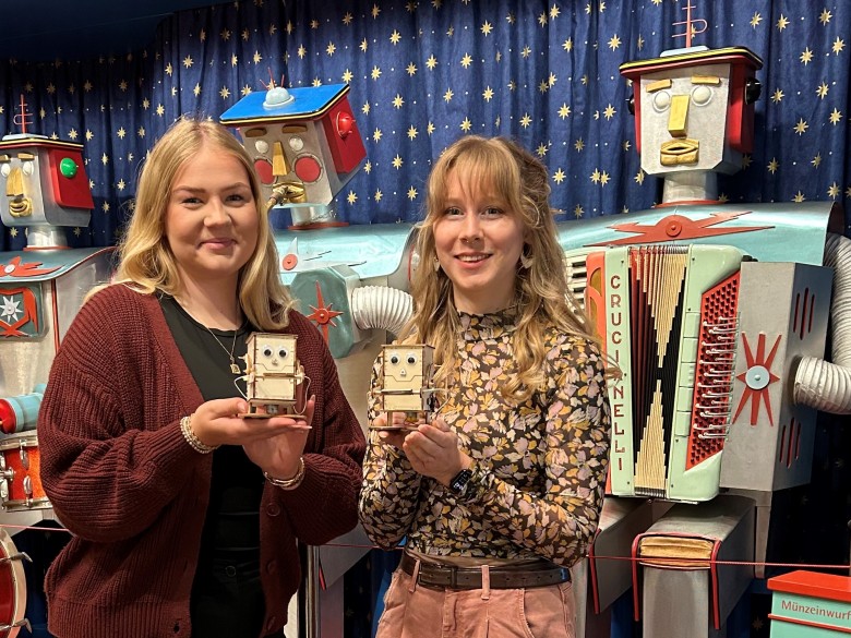 Karolin Vogt und Fabiana Kresse mit dem Charly Chip_quer