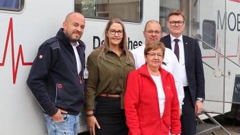 02 Gruppenfoto vor Blutspendemobil
