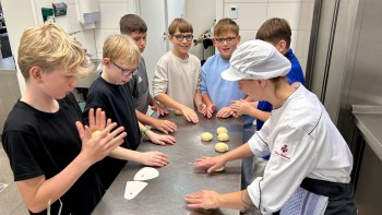 Schüler kneten Ködel