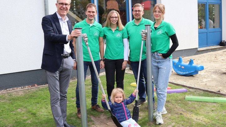 Paul und Karin Gauselmann-Stiftung spendet Minischaukel