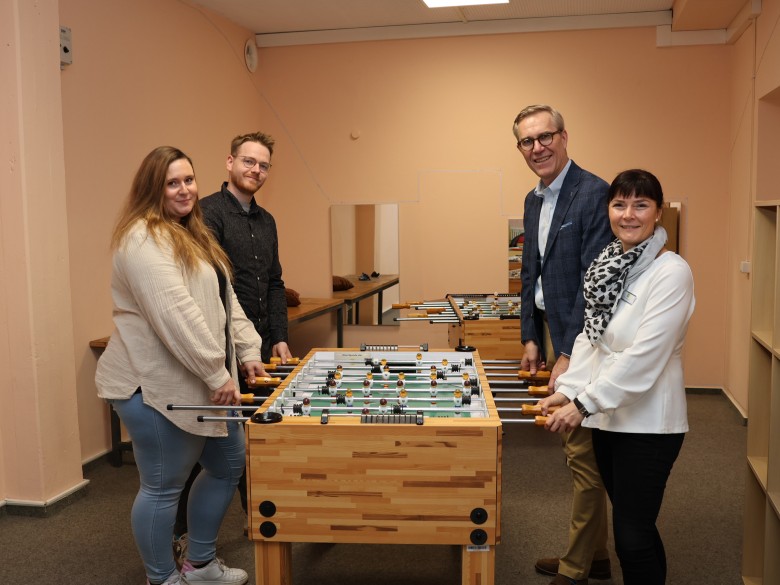 Pressefoto Merkur Group_Spende Kicker OGS Im kleinen Feld